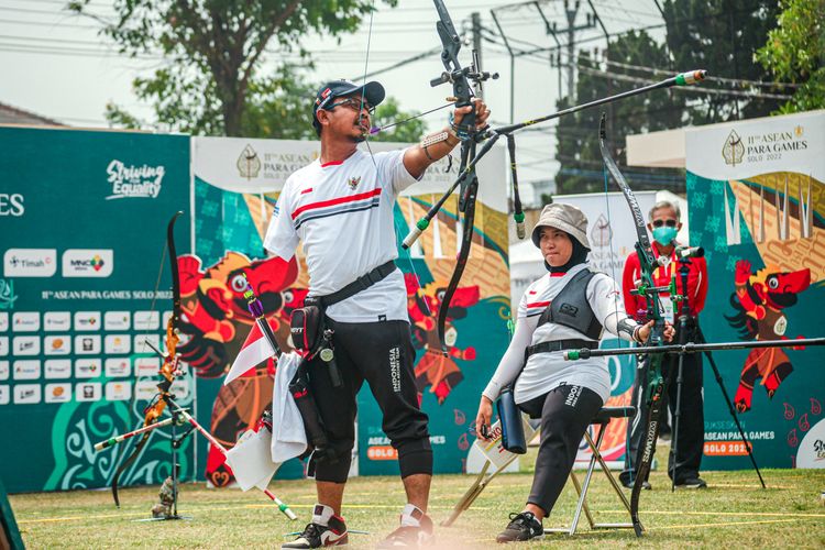 Atlet para panahan Indonesia, Kholidin (kiri), beraksi dalam final ganda campuran bersama Mahda Aulia (kanan duduk) pada ajang ASEAN Para Games 2022 di Stadion Kota Barat, Solo, Rabu (3/8/2022). Mereka meraih medali perak usai kalah dari ganda Thailand.