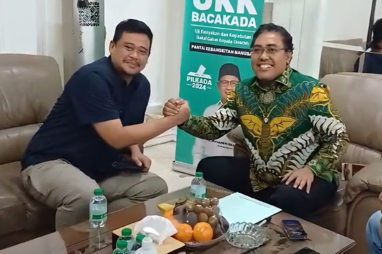 Wali Kota Medan Bobby Nasution bersalaman dengan Wakil Ketua Umum PKB Jazilul Fawaid di Kantor DPP PKB, Selasa (4/6/2024).