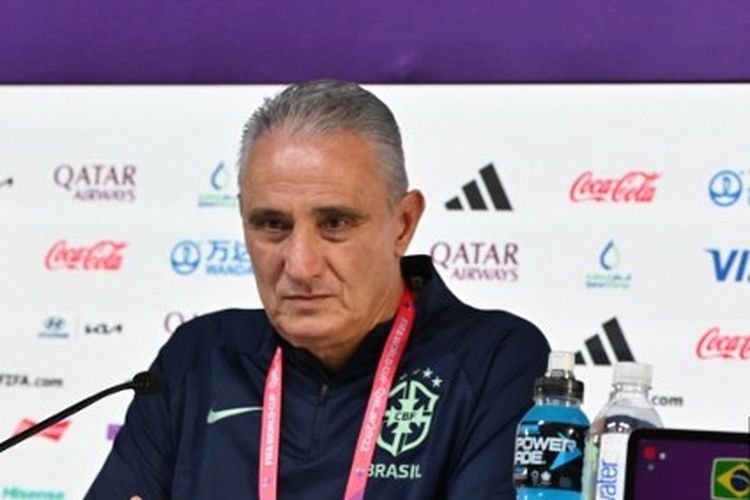 Pelatih timnas Brasil, Tite (kiri), bersama Thiago Silva saat menghadiri sesi konferensi pers jelang laga kontra Korea Selatan yang akan digelar di Stadion 974, Doha, pada Selasa (6/12/2022) dini hari WIB. Nama asli Tite adalah Adenor Leonardo Bacchi.