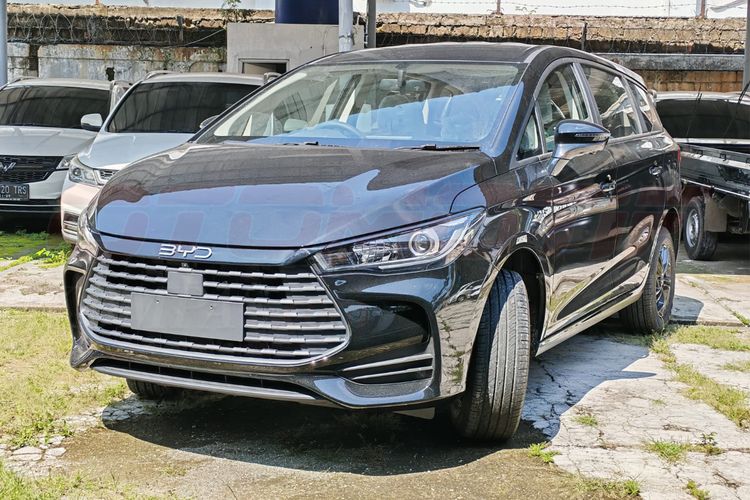 Beda Jenis, Ini Selisih Harga BYD M6 DM dan Geely Starray EM-i