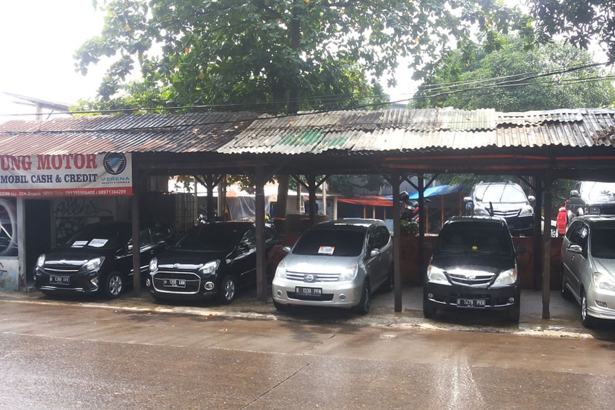 Deretan mobil bekas yang dijual di diler Ciliwung Motor, Kelapa Dua, Depok, Selasa (13/2/2018).