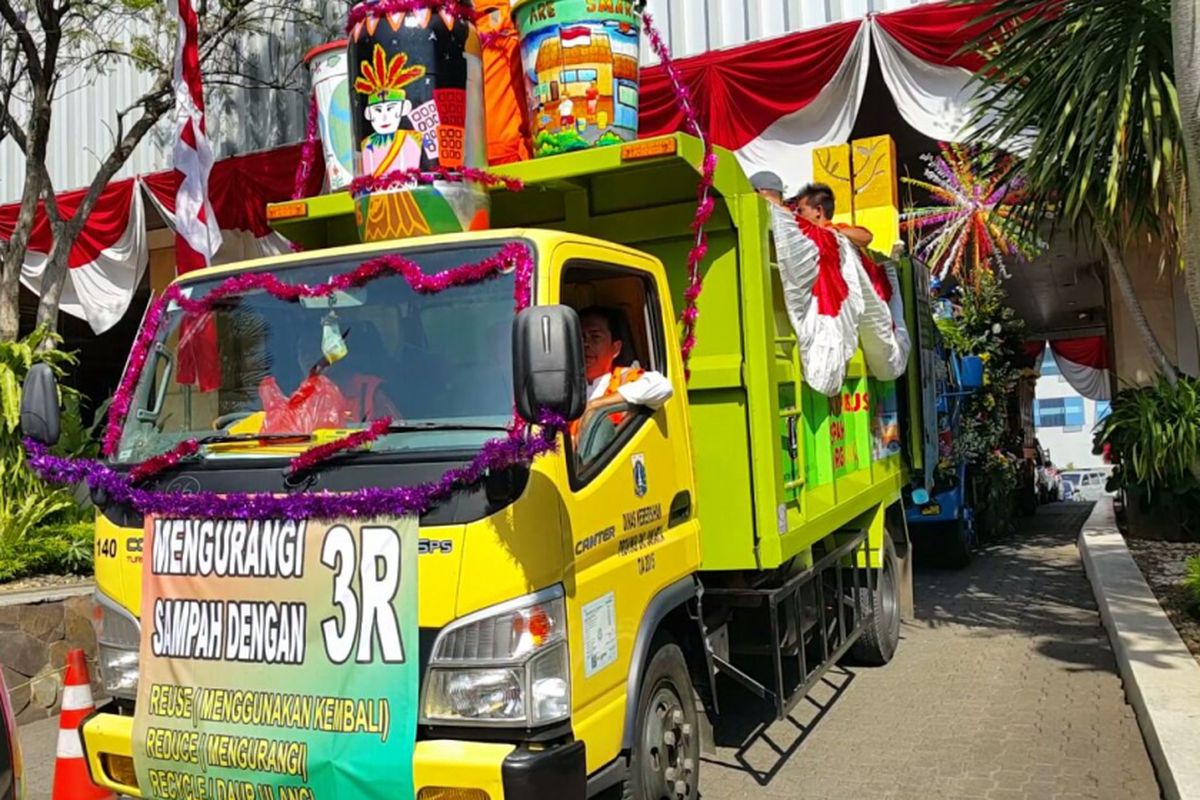 Pasukan warna-warni mengarak penghargaan yang diterima Pemerintah Kota Jakarta Pusat menuju Balai Kota DKI Jakarta, Kamis (3/8/2017).