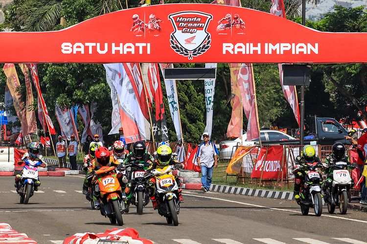 Keseruan kelas balap Honda Matic standar sampai dengan 130 cc wanita pada Honda Dream Cup 2019 di Cimahi, Jawa Barat, Minggu (24/11/2019).