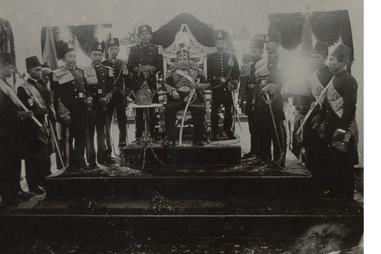 Foto Sultan Syarif Kasim Abdul Djalil Saifoedin dari Siak di singgasananya dan beberapa pejabat di Siak Sri Indrapoera tahun 1908