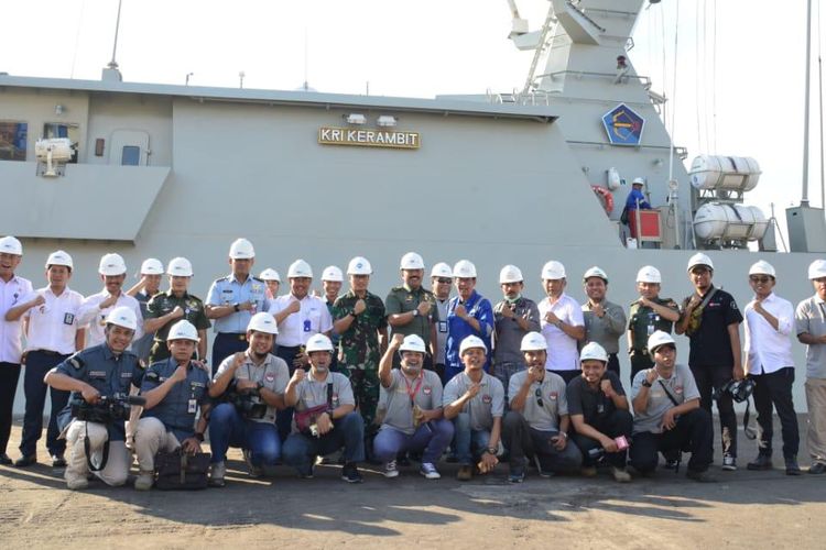Para wartawan berforo bersama petinggi Kementerian Pertahanan (Kemhan) dan PT Pal Indonesia saat Kunjungan Pers Tour Kemhan ke PT Pal Indonesia di Dermaga Ujung, Surabaya, Rabu (3/7/2019).