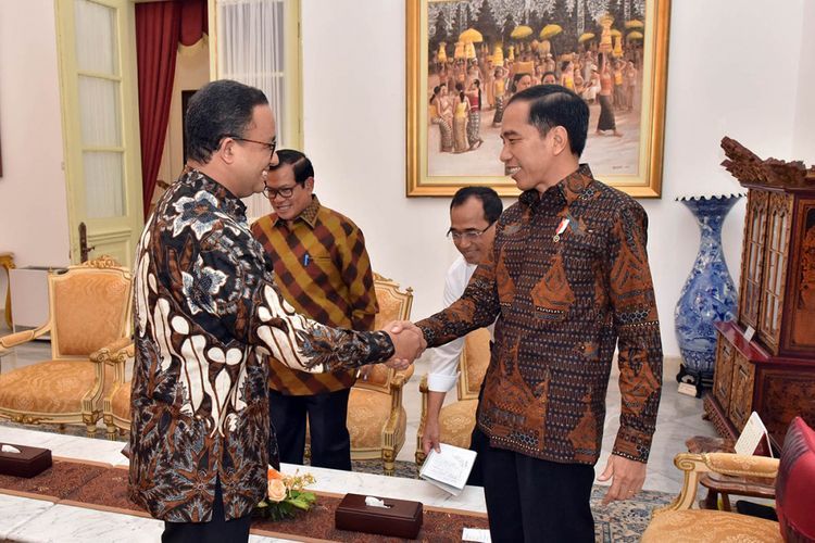 Presiden Joko Widodo menerima kunjungan Gubernur DKI Anies Baswedan dan Wagub DKI Sandiaga Uno dalam rangka audiensi di ruang kerja Presiden di Istana Merdeka, Jakarta, Rabu (25/10/2017). Saat menerima kunjungan Gubbernur DKI dan Wagub DKI, Presiden Joko Widodo didampingi oleh Menseskab Pramono Anung dan Menhub Budi Karya Sumadi.