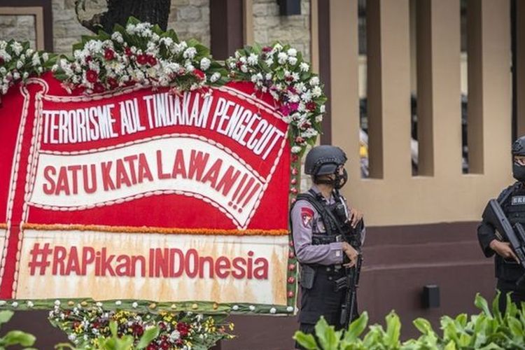 Personel kepolisian bersenjata berjaga di depan Gedung Mabes Polri, Jakarta, Kamis (01/04/2021).