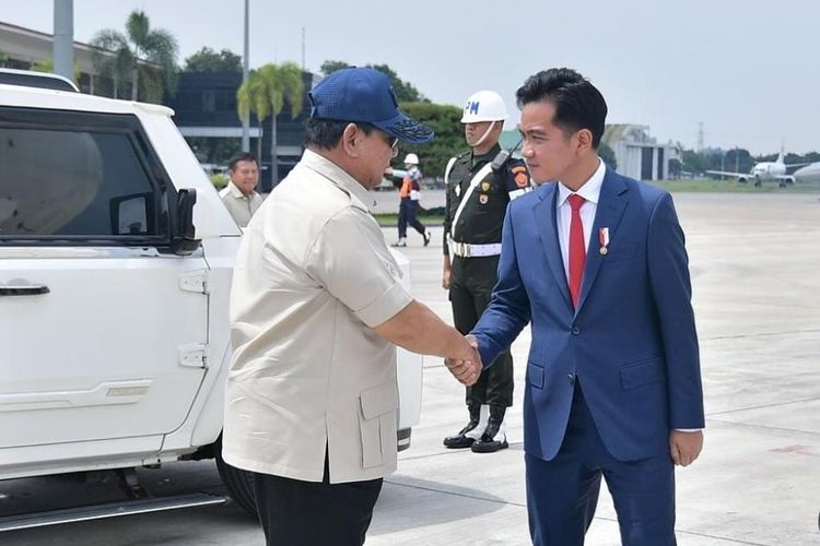 Wapres Gibran Rakabuming Raka dan Presiden Prabowo Subianto di Lanud Halim Perdanakusuma, Jakarta Timur, Kamis (30/10/2025). 