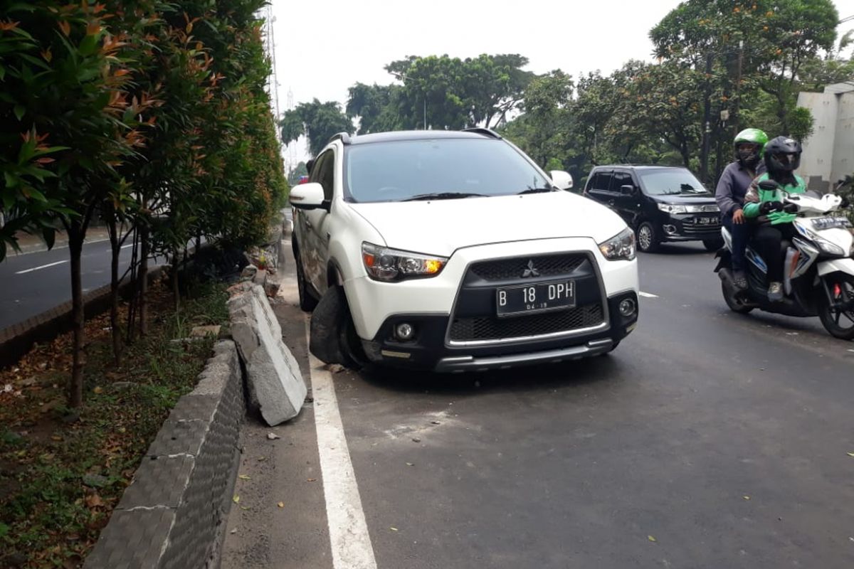 Mitsubishi Outlender hantam median jalan di Jatinegara,  Kamis (17/5/2018)