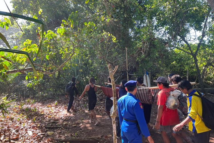 Petugas saat mengevakuasi korban Kapal Sumber Berkat yang kandas di Perairan Alas Purwo Banyuwangi, Sabtu (24/6/2023).