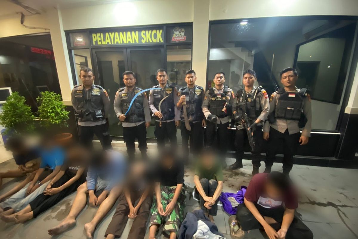 Polisi menangkap remaja yang diduga hendak tawuran di Jakarta Barat. 