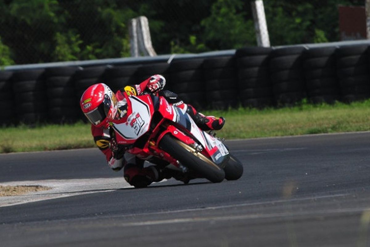 Pebalap Astra Honda Racing Team, Gerry Salim, memacu motor pada balapan pertama AP250 seri kelima ARRC 2017 di Sirkuit Madras, Chennai, India, Sabtu (23/9/2017).