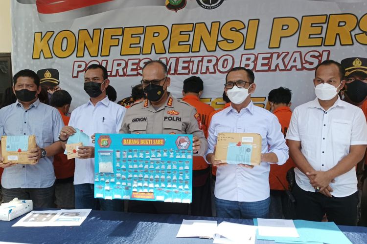 Kapolres Metro Bekasi Kombes Pol Gidion Arif Setyawan (tengah) saat menunjukkan barang bukti sabu dan ganja di Polres Metro Bekasi. Diketahui, barang bukti tersebut berasal dari 11 orang tersangka yang ditangkap di berbagai daerah. 