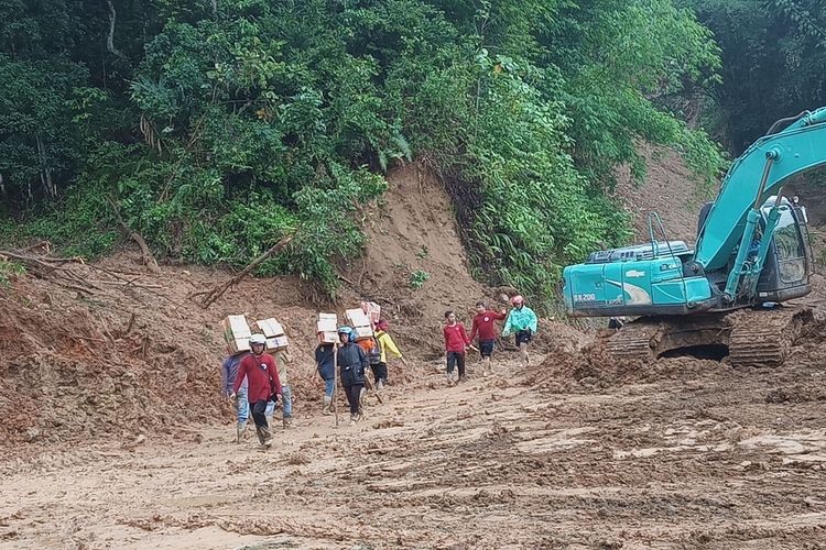 Ribuan warga di Kabupaten Bogor Jawa Barat memilih mengungsi setelah rumah mereka luluh lantak diterjang bencana banjir dan longsor pada awal tahun 2020.