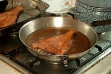 4 Cara Hilangkan Bau Amis Ikan di Dapur, Pilih Metode Masak yang Tepat