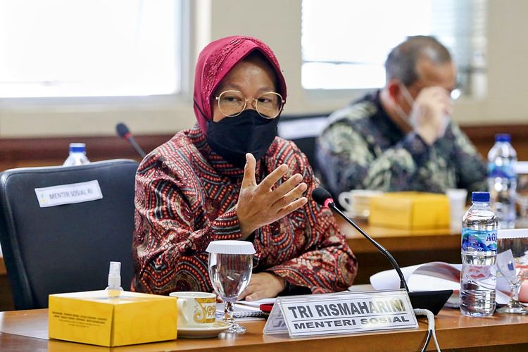 Menteri Sosial Tri Rismaharini dalam Rapat Kerja (Raker) dengan Komite III Dewan Perwakilan Daerah (DPD) Republik Indonesia (RI) di Gedung DPR RI, Jakarta, Selasa (21/9/2021).