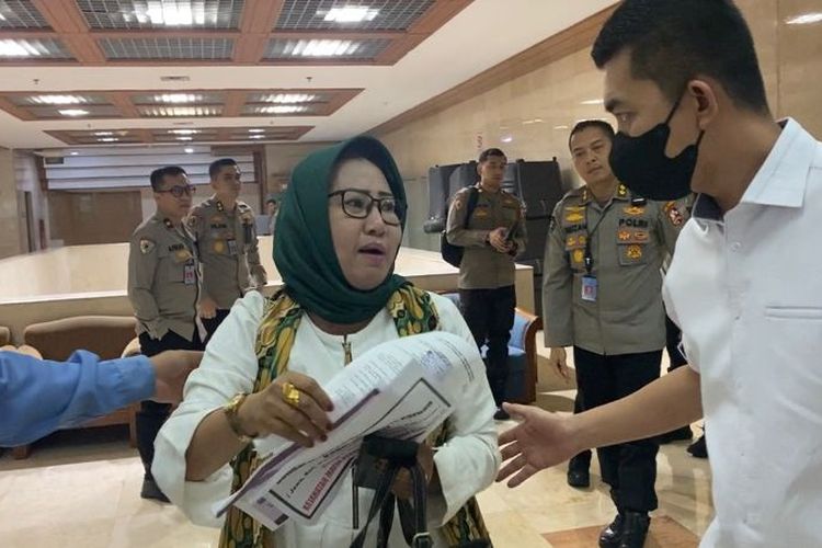 Ibu-ibu tiba-tiba marah-marah di ruang rapat Komisi III DPR saat DPR sedang rapat kerja bersama Kapolri Jenderal Listyo Sigit Prabowo, Rabu (12/4/2023). 