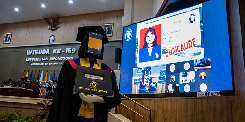 Sebuah robot peraga berpose seusai mengikuti wisuda secara daring di Universitas Diponegoro (UNDIP), Semarang, Jawa Tengah, Senin (27/7/2020). WIsuda ke-159 UNDIP yang diikuti 2.561 lulusan itu menggunakan teknologi robot peraga yang menggantikan kehadiran fisik para wisudawan maupun wisudawati karena sejumlah kebijakan protokol kesehatan dalam upaya mencegah penyebaran COVID-19.