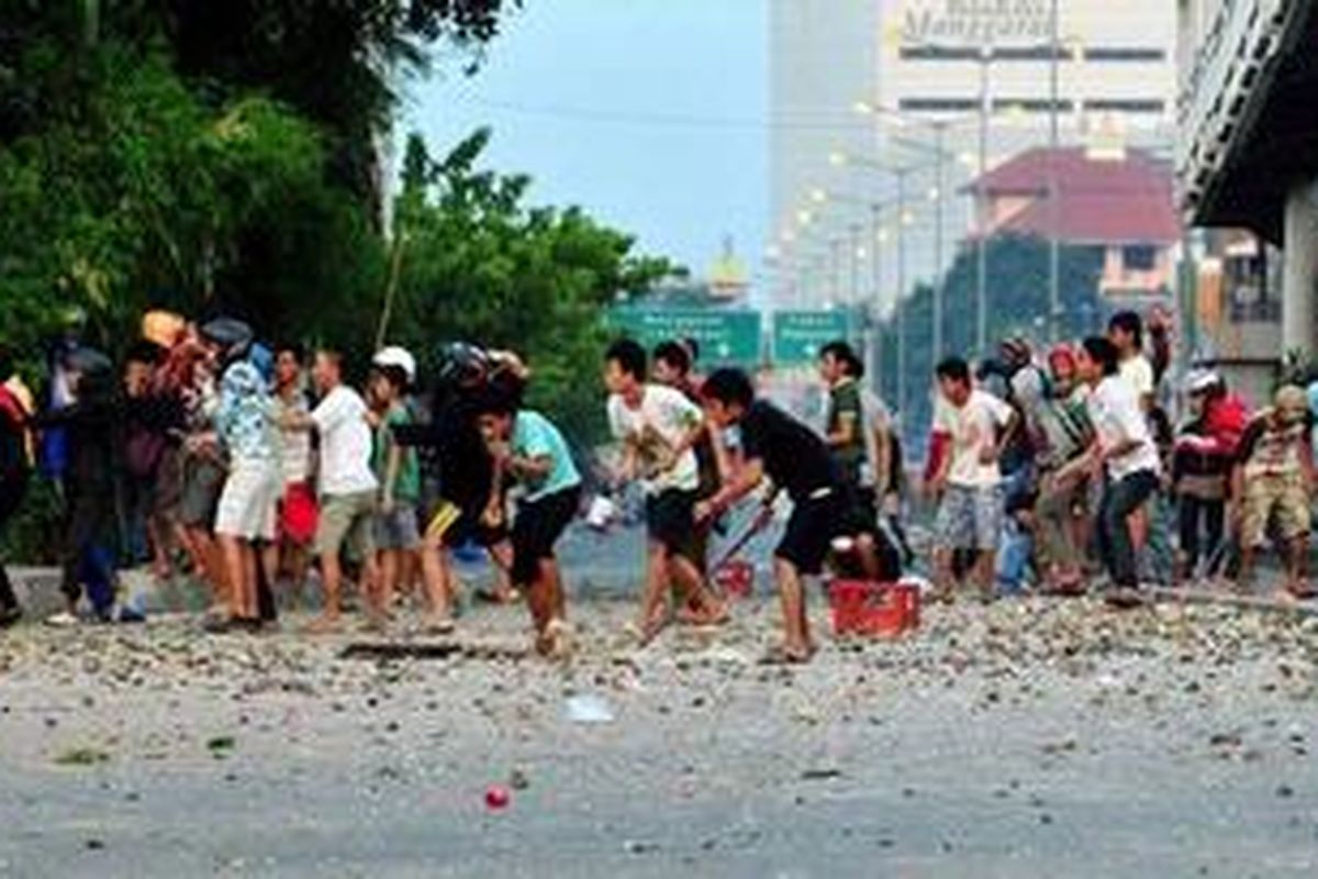 Bentrok warga terjadi di kawasan Manggarai, Jakarta, Minggu (3/7/2011). Bentrokan yang terjadi antara warga Menteng Tenggulun dan warga Pasar Rumput tersebut mengakibatkan belasan warga dari kedua belah pihak terluka. 