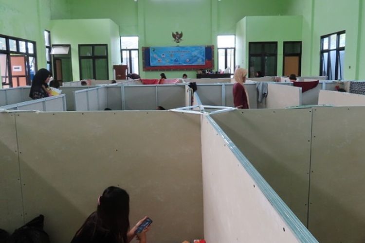 Lokasi pengungsi di Aula Kecamatan Pekalongan Barat Kota Pekalongan Jawa Tengah yang sudah disekat.