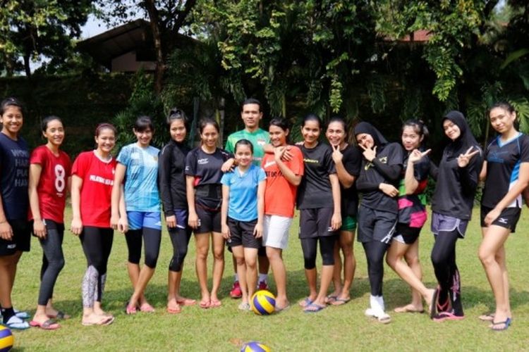 Tim nasional bola voli putri untuk SEA Games 2017 Kuala Lumpur berpose seusai menjalani latihan di Padepokan Voli Sentul, Jawa Barat, Rabu (5/7/2017). Timnas akan bertolak ke Vietnam untuk menjalani try out pada Kamis (6/7/2017).