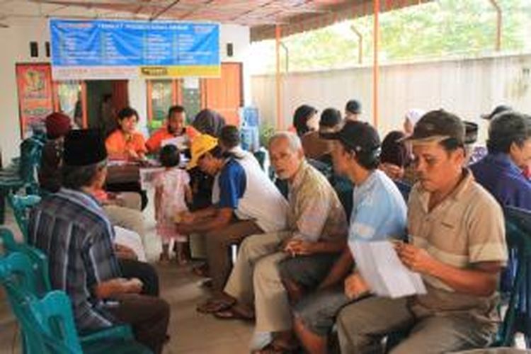 Sejumlah warga sedang mengantri pencairan dana PSKS di Kantor Pos Kota Magelang, Minggu (12/4/2015).