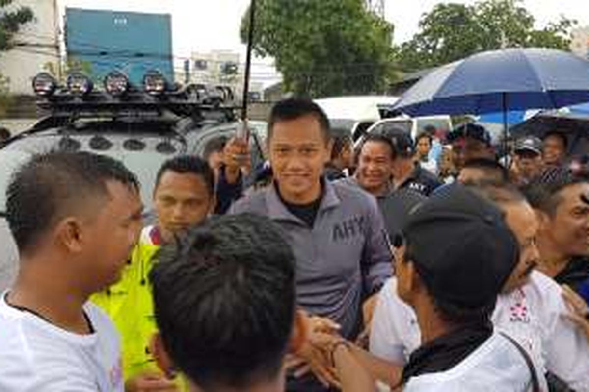 Bakal calon gubernur DKI Jakarta, Agus Harimurti Yudhoyono, saat menyapa relawannya di Stadion Tugu, Jakarta Utara, Minggu (23/10/2016).