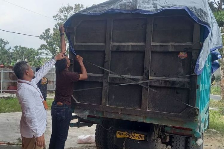 Koordinator penangkapan BBPOM di Pekanbaru Muhammad Rusydi Ridha saat melakukan penindakan dan menyita seluruh produk kosmetik impor ilegal yang termuat dalam satu truk.