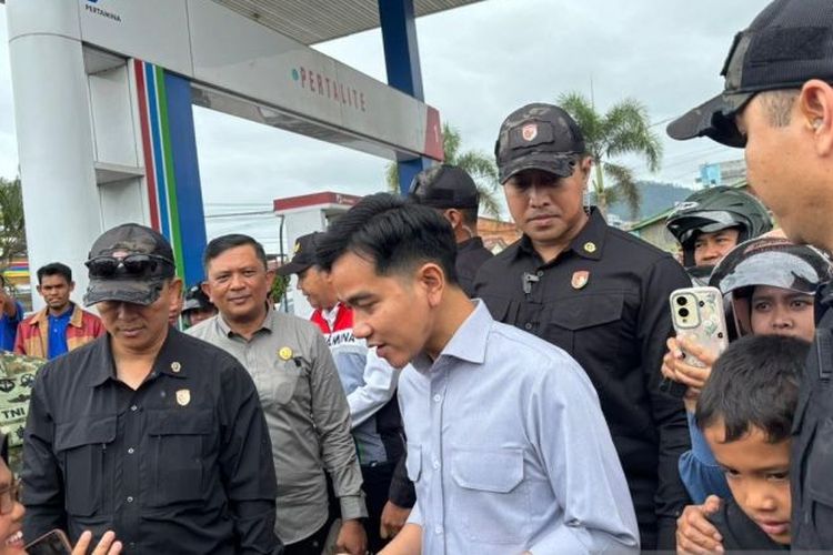 Wakil Presiden Gibran Rakabuming Raka meninjau antrean BBM di SPBU Raklunung, Gayo Lues, Aceh, Rabu (17/12/2025). 