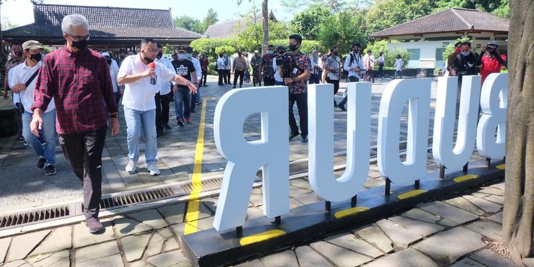 Gubernur Jawa Tengah Ganjar Pranowo saat meninjau persiapan buka kembali Candi Borobudur