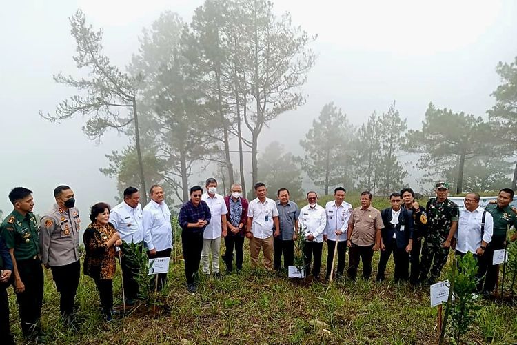 Satuan Tugas Pemulihan Danau Toba usai Rapat Koordinasi Tim Penyelamatan Ekosistem Danau Toba dan Penyerahan Bibit Pohon yang diinisiasi Doni Monardo di Taman Simalem Resort, Sabtu (11/6/2022). 