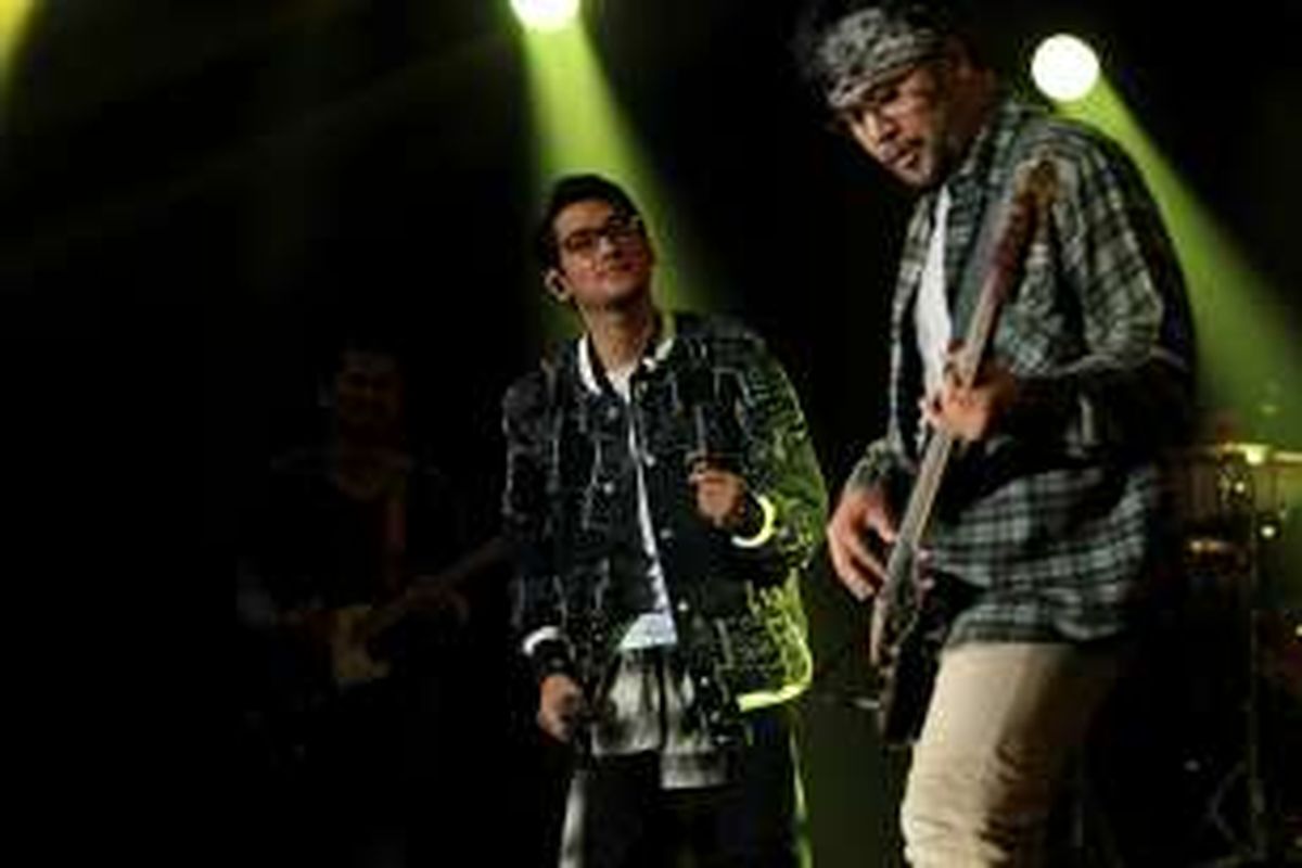 Afgan Syahreza tampil pada hari ketiga Java Jazz Festival 2016 di JI Expo Kemayoran, Jakarta, Minggu (6/3/2016). Festival musik yang berlangsung selama tiga hari ini dimeriahkan 40 grup musisi mancanegara dan 64 grup musisi tanah air.