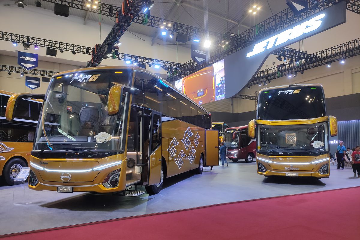 Deretan bus baru buatan Karoseri Adiputro di GIIAS 2024