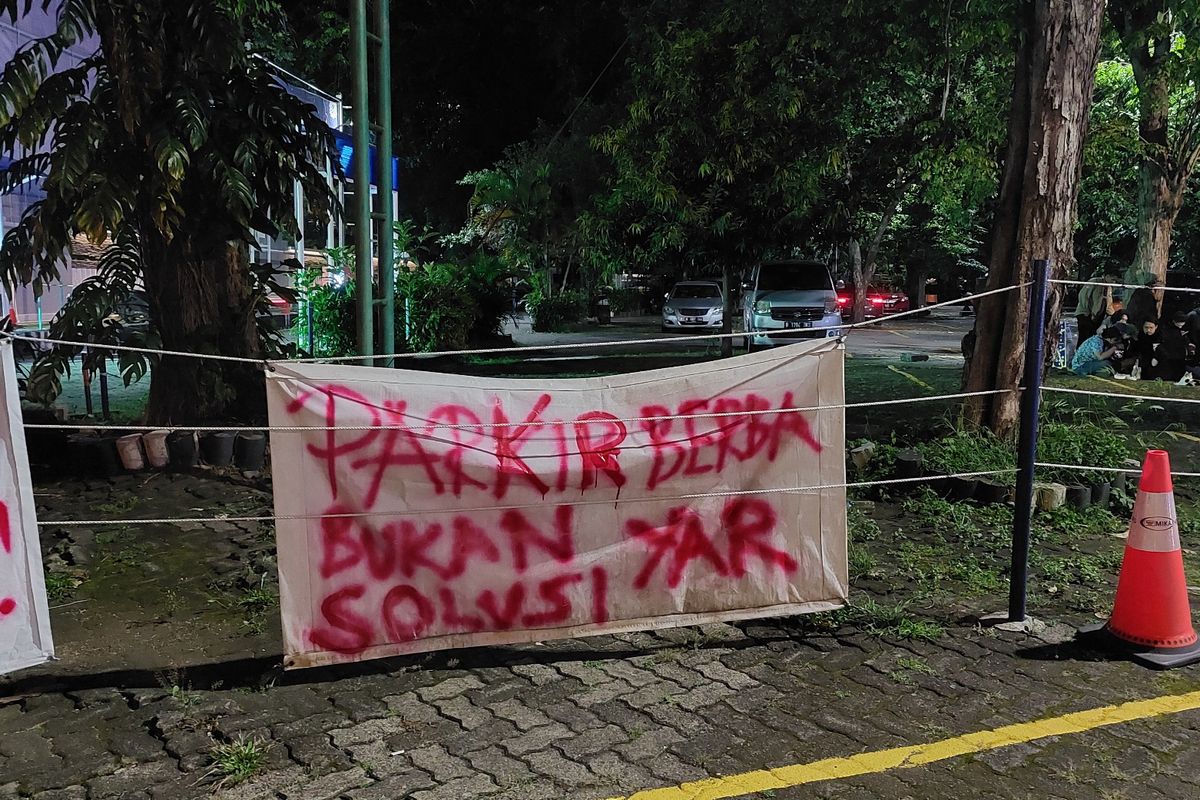 Mahasiswa Universitas Trisakti berinisial FRM (23) mengaku menerima intimidasi saat melakukan penyegelan mesin parkir di kawasan Universitas Trisakti, Grogol Petamburan, Jakarta Barat.