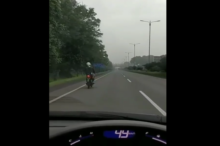 Tampak pengendara motor salah arah dan masuk jalan tol pasteur.