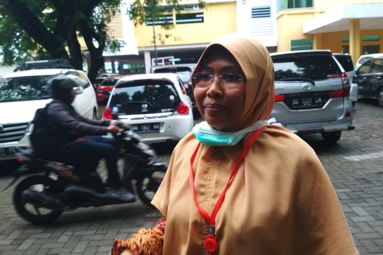 Kasubag Humas dan Pemasaran Rumah Sakit Wahidin Sudirohusodo Dewi Rizki Nurmala saat diwawancara di depan gedung infection center RSUP Dr. Wahidin Sudirohusodo Makassar mengenai 5 TKA yang dirawat, Selasa (11/2/2020).