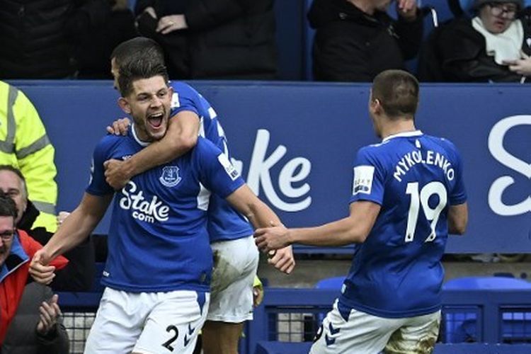 Bek Everton, James Tarkowski, merayakan golnya ke gawang Arsenal di Goodison Park, Sabtu (4/2/2023) malam WIB. Artikel ini menyajikan link live streaming laga Arsenal vs Everton pada partai tunda pekan ke-7 Liga Inggris 2022-2023.