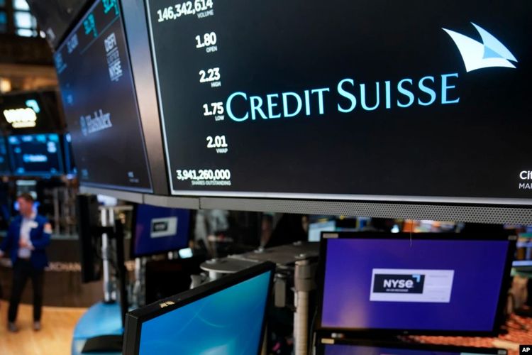 Papan nama bank Swiss, Credit Suisse, di lantai perdagangan Bursa Saham New York, di New York, Rabu, 15 Maret 2023.
