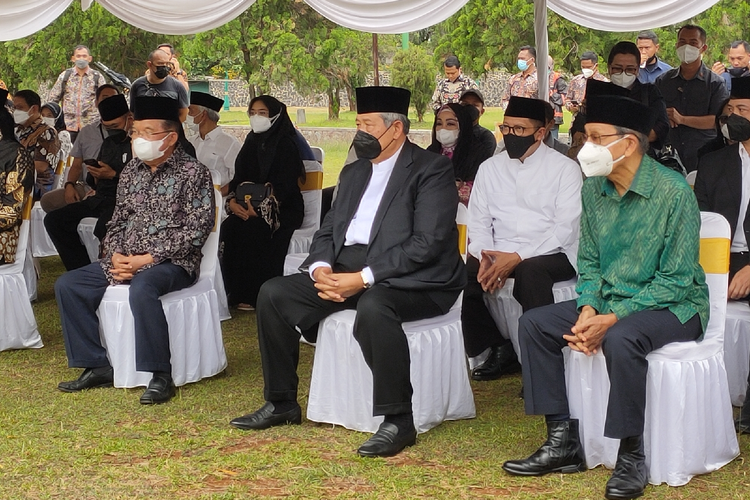 Presiden ke-6 RI Susilo Bambang Yudhoyono (SBY) didampingi Wakil Presiden ke-10 dan 12, Wakil Presiden ke-11 Boediono menghadiri pemakaman eks Mensesneg Sudi Silalahi di TMP Kalibata, Jakarta Selatan, Selasa (26/10/2021)