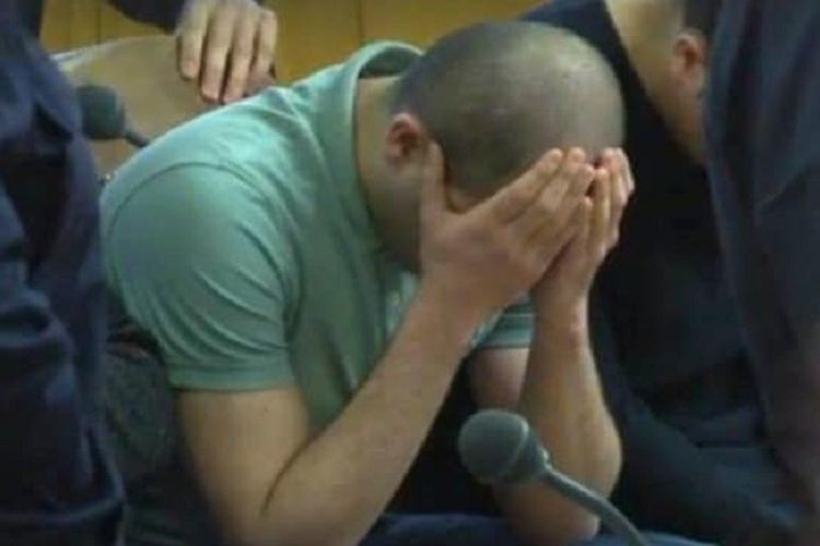 Salah seorang terdakwa menutupi wajahnya saat memnghadiri sidang di pengadilan Vienna, Austria, Kamis (2/3/2017).