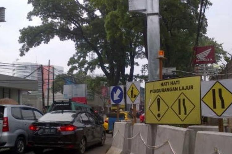 Kepadatan kendaraan di Jalan Cihampelas, Rabu (12/10/2016). Pembangunan fondasi sky walk Cihampelas membuat arus lalu lintas tersendat. KOMPAS.COM/DENDI RAMDHANI