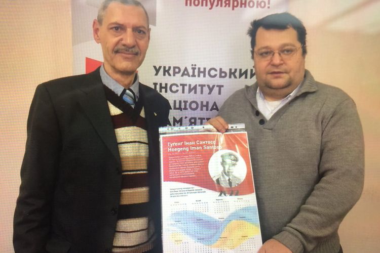 Anggota LSM Ukrainian Initiative dan Institut Peringatan Nasional Ukraina menggelar acara peringatan Hari Antikorupsi Sedunia di Kota Chernihiv di Ukraina dengan memberikan penghormatan terhadap sosok Jenderal Hoegeng belum lama ini.