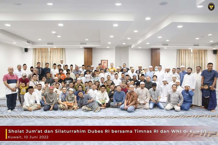 TimnasIndonesia Sholat Jumat bersama WNI di Masjid Indonesia di Kuwait, 10 Juni 2022.