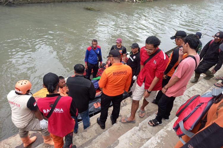 Relawan dan petugas mengevakuasi jenazah nelayan yang meninggal di Rawa Pening