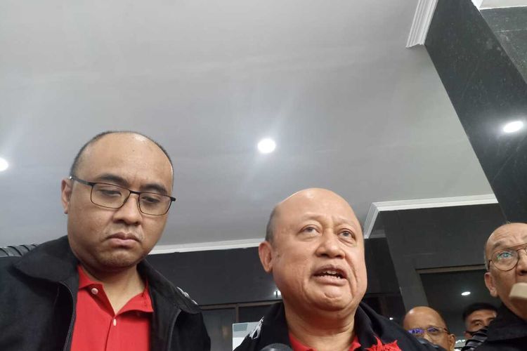 Direktur Utama PT Pupuk Indonesia Bakir Pasaman (kanan) dan Direktur Transformasi Bisnis Panji Winanteya Ruky (kiri).
