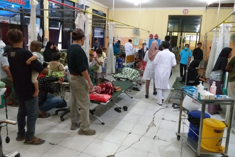 Pengungsi yang diduga mengalami keracunan setelah makan  nasi bungkus, Sabtu (19/01/2019)