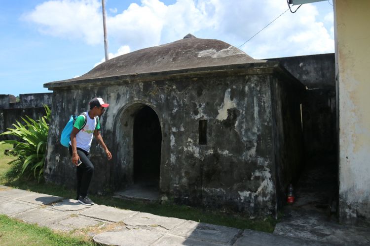 Salah satu tour guide menujukan penjara tawanan yang masih asli di Benteng Duurstede yang ada di Pulau Saparua, Maluku Utara, Minggu (12/11/2017).