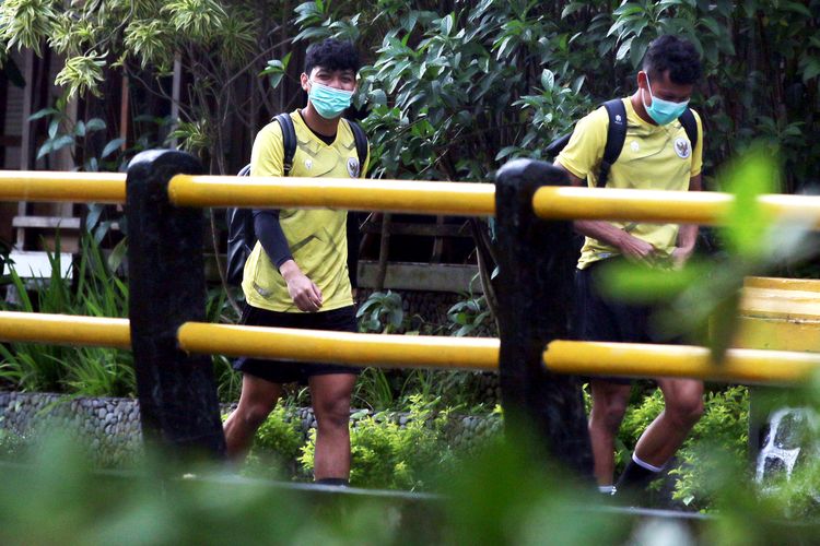 Penjaga gawang Timnas Indonesia Adi Satriyo berjalan kaki menuju tempat latihan untuk persiapan FIFA Matchday di Stadion Gelora Samudra Kuta, Bali, Kamis (20/1/2022) sore. 