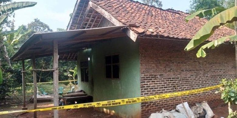 
Kondisi rumah atau TKP tempat ditemukannya Tasem dalam keadaan tewas, sudah dipasangi garis polisi, Selasa (22/8/2023). Tasem ditemukan tewas di rumahnya di Dusun Cigoong RT 010/004 Desa Karanghegar Kecamatan Pabuaran Kabupaten Subang.
