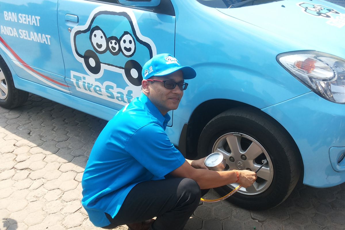 Presiden Direktur PT Bridgestone Indonesia Gaurav Gupta memperagakan cara memeriksa tekanan angin dengan alat khusus dalam kunjungannya ke rest area 57 Tol Jakarta-Cikampek yang menjadi lokasi kampanye keselamatan ban, Selasa (8/5/2018).